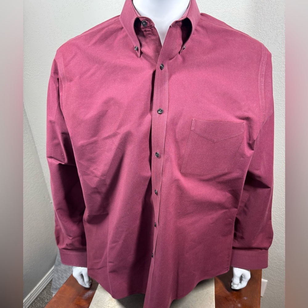 Men's Burgundy Van Heusen shirt